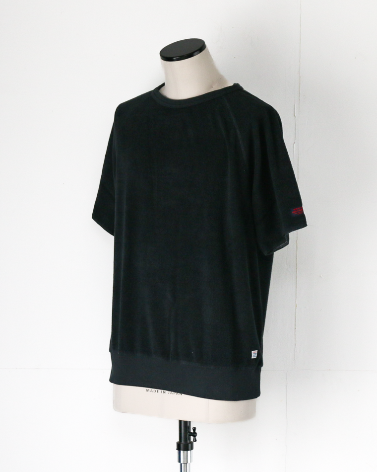 TURN ME ON Raffy Pile Raglan Tee Black