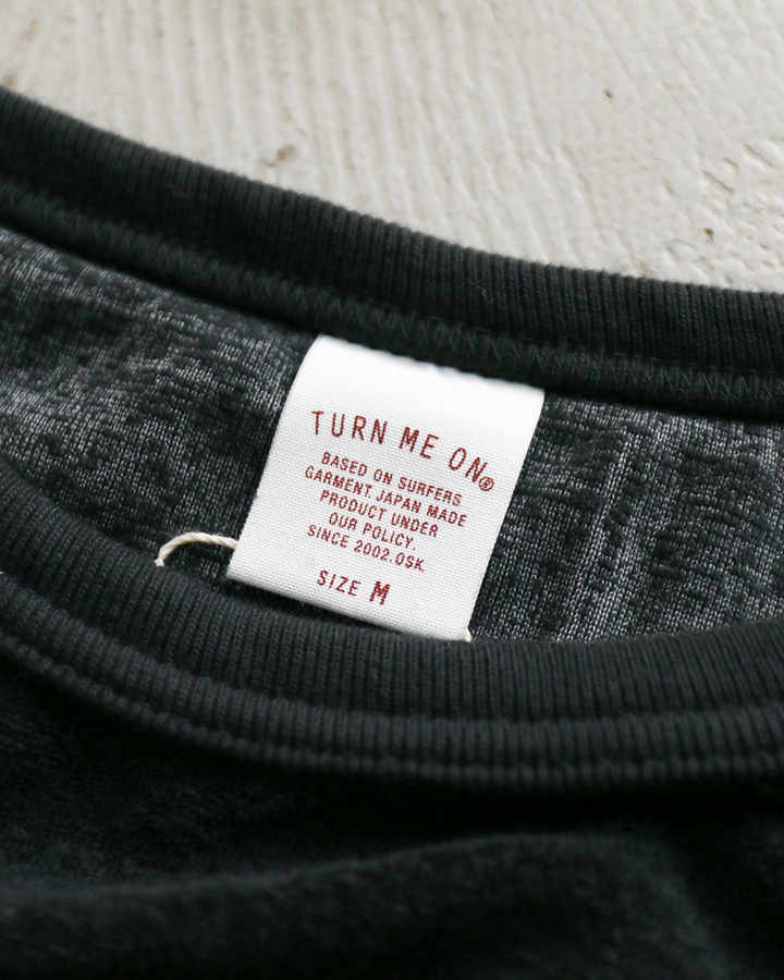 TURN ME ON Raffy Pile Raglan Tee Black