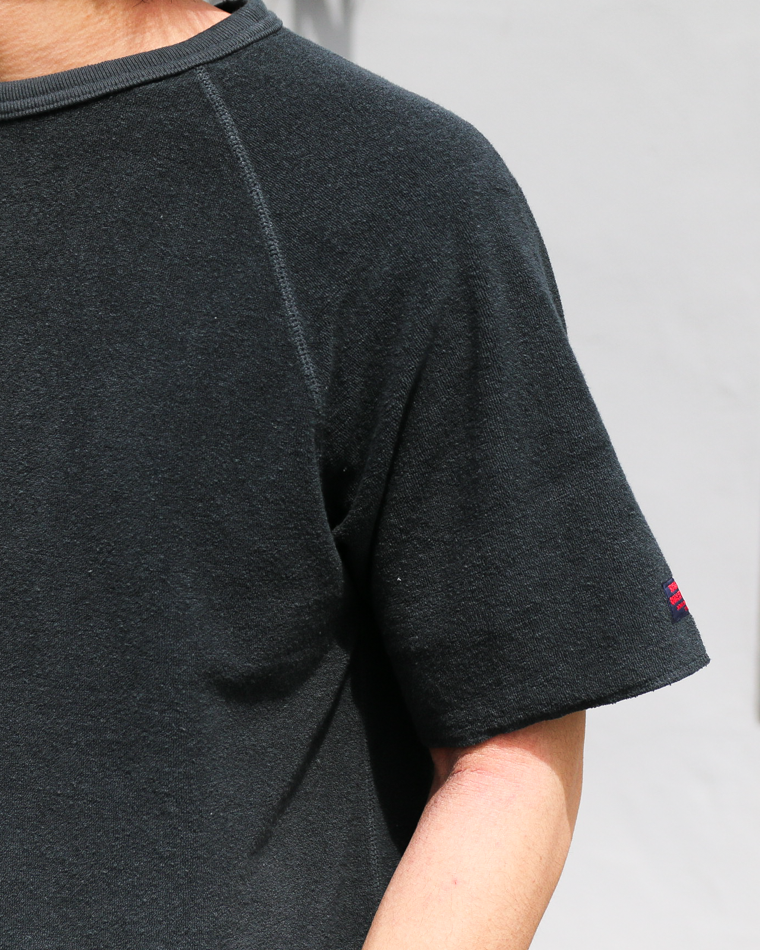 TURN ME ON Raffy Pile Raglan Tee Black