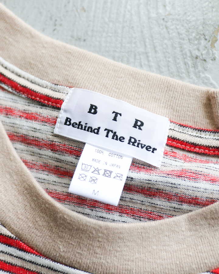 B.T.R. Behind The River "Gordie" Border Tee Ace(Red)