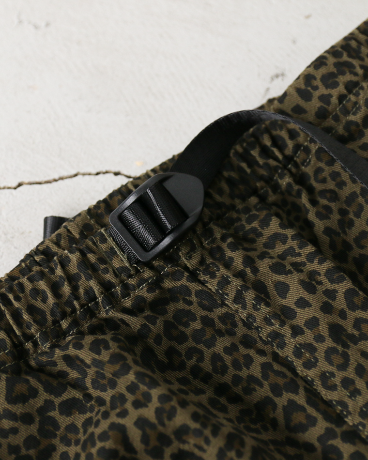 THRIFTY LOOK PRINTED 90S EASY BAGGY PANTS Green Leopard
