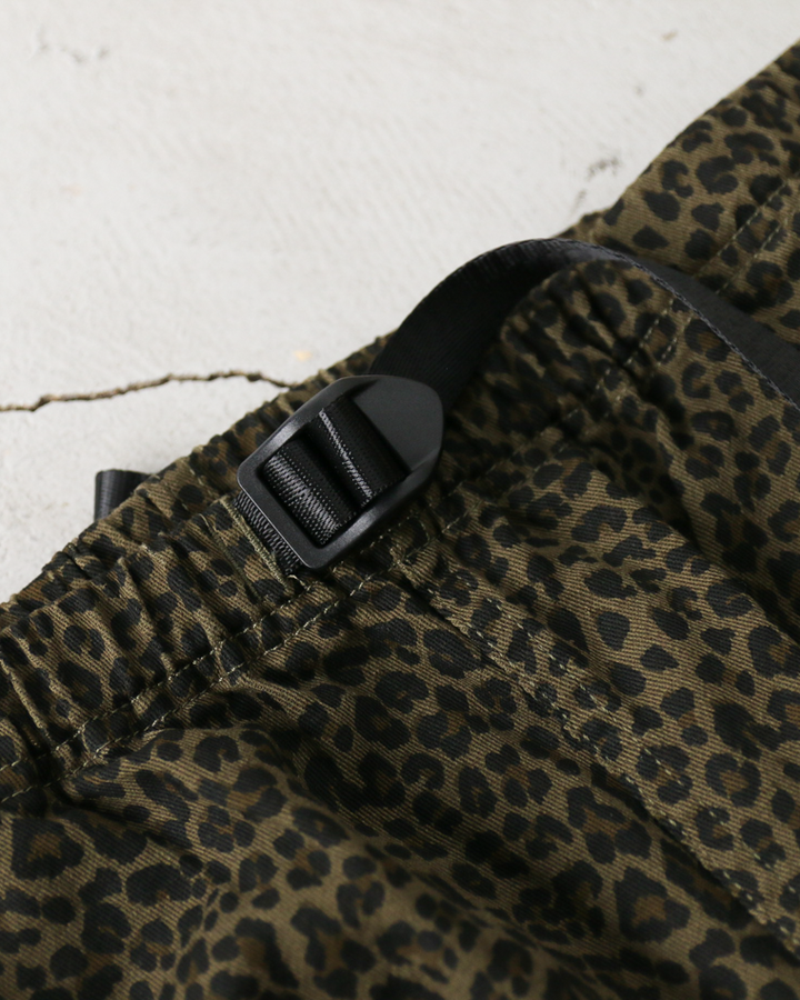 THRIFTY LOOK PRINTED 90S EASY BAGGY PANTS Green Leopard