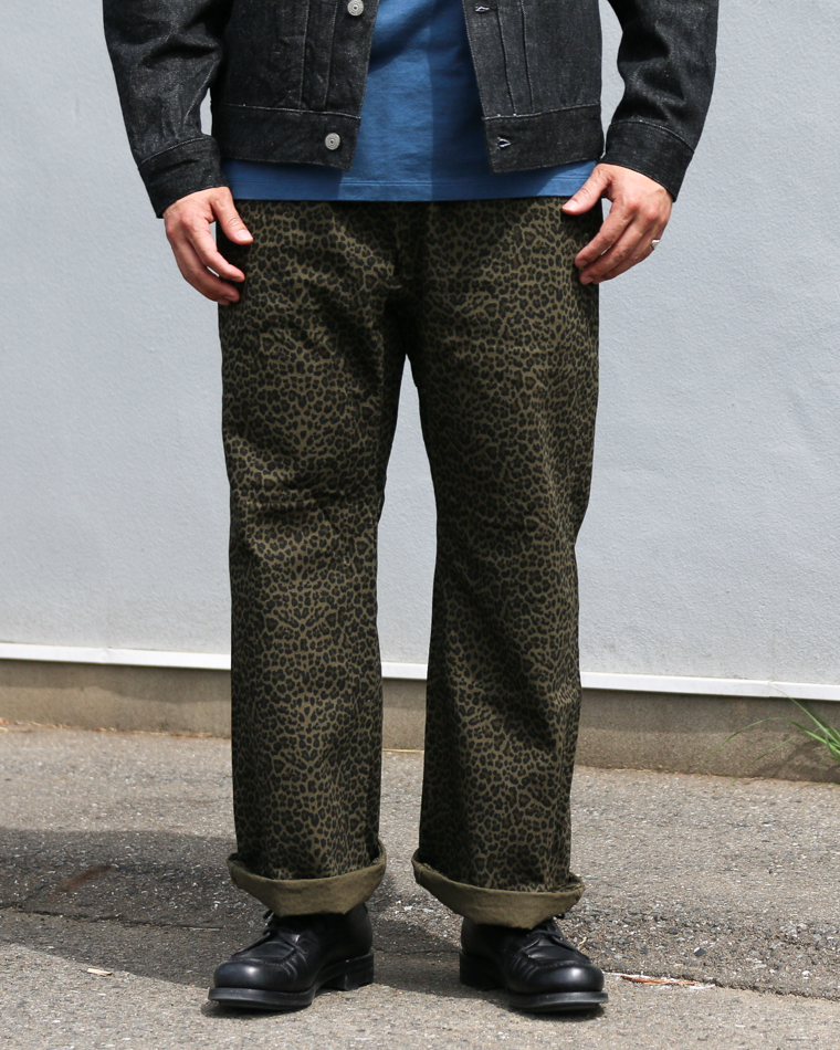 THRIFTY LOOK PRINTED 90S EASY BAGGY PANTS Green Leopard