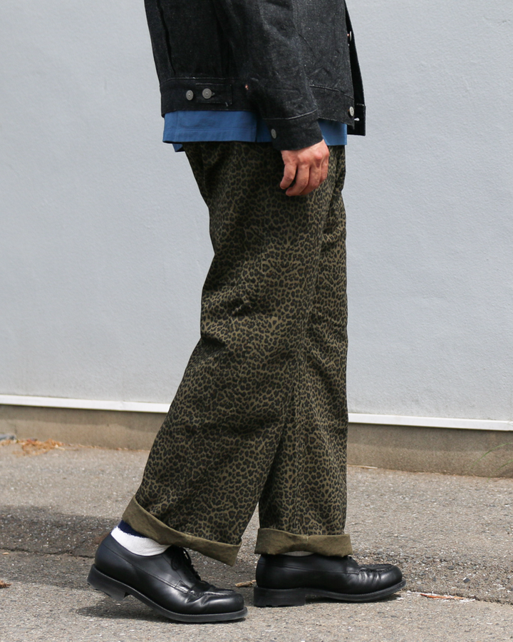 THRIFTY LOOK PRINTED 90S EASY BAGGY PANTS Green Leopard