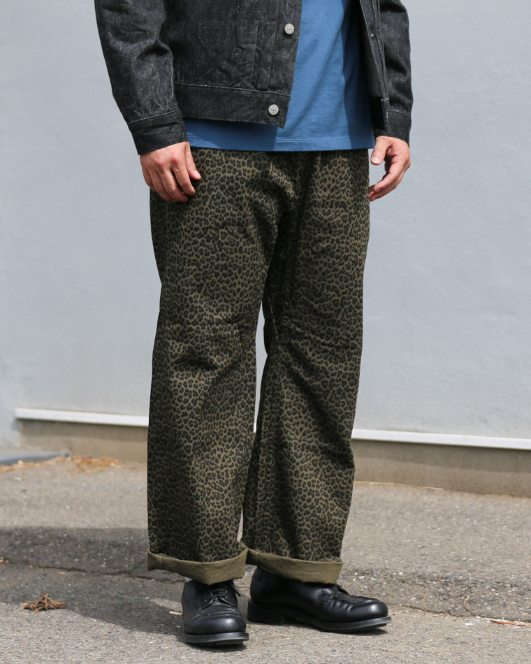 THRIFTY LOOK PRINTED 90S EASY BAGGY PANTS Green Leopard